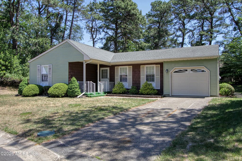 2 Darien Court, Whiting, NJ 08759