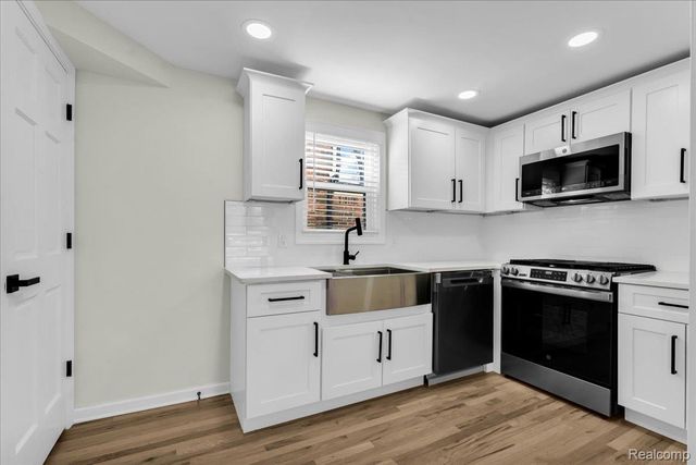 16350 Mack Avenue, Grosse Pointe Park, MI 48230