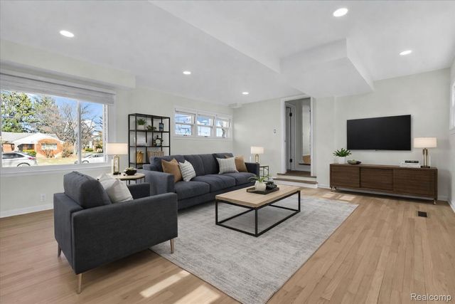 16350 Mack Avenue, Grosse Pointe Park, MI 48230