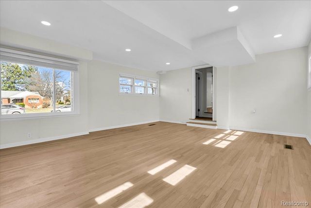 16350 Mack Avenue, Grosse Pointe Park, MI 48230