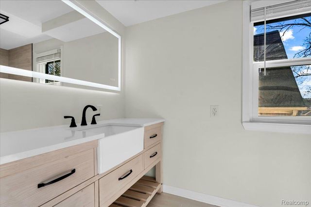 16350 Mack Avenue, Grosse Pointe Park, MI 48230