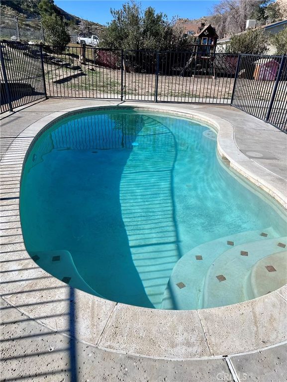 Image 24 of property listing at 40020 176th Street E, Palmdale, CA 93591