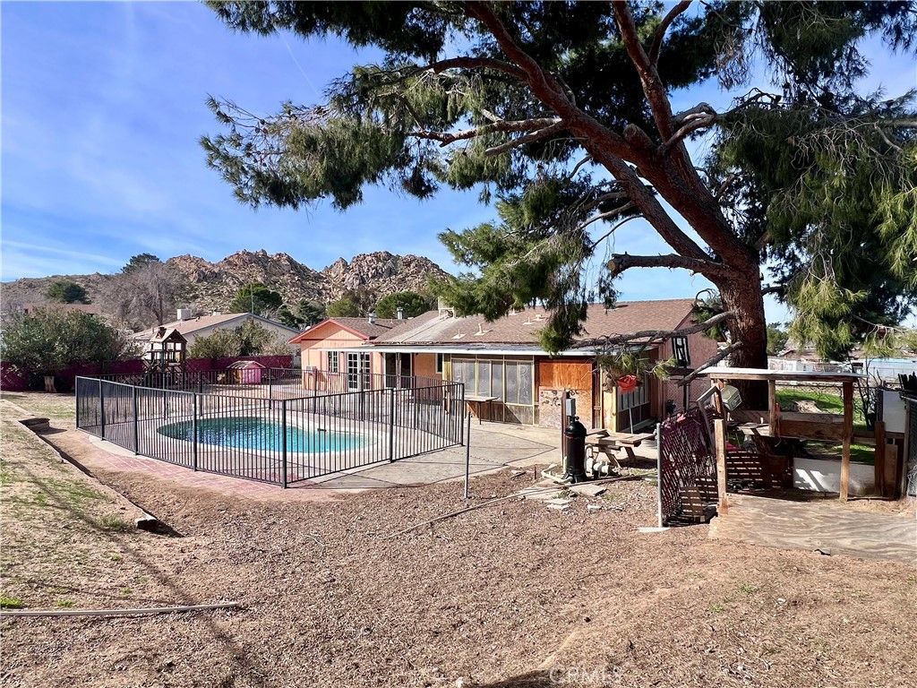 Image 27 of property listing at 40020 176th Street E, Palmdale, CA 93591