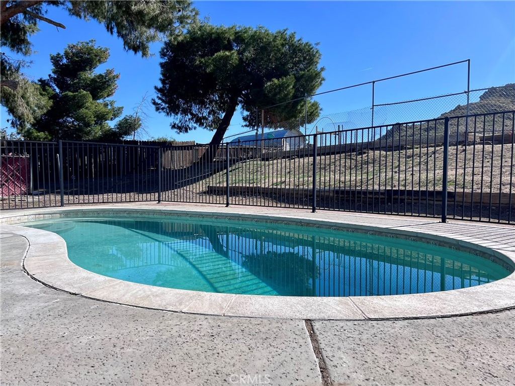 Image 4 of property listing at 40020 176th Street E, Palmdale, CA 93591