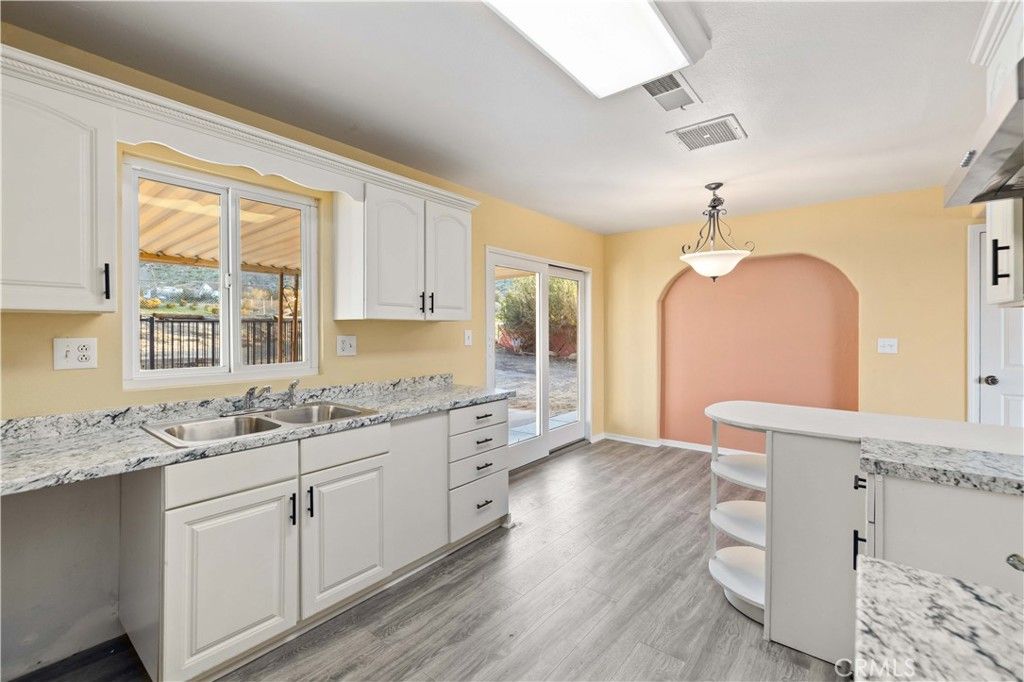 Image 6 of property listing at 40020 176th Street E, Palmdale, CA 93591