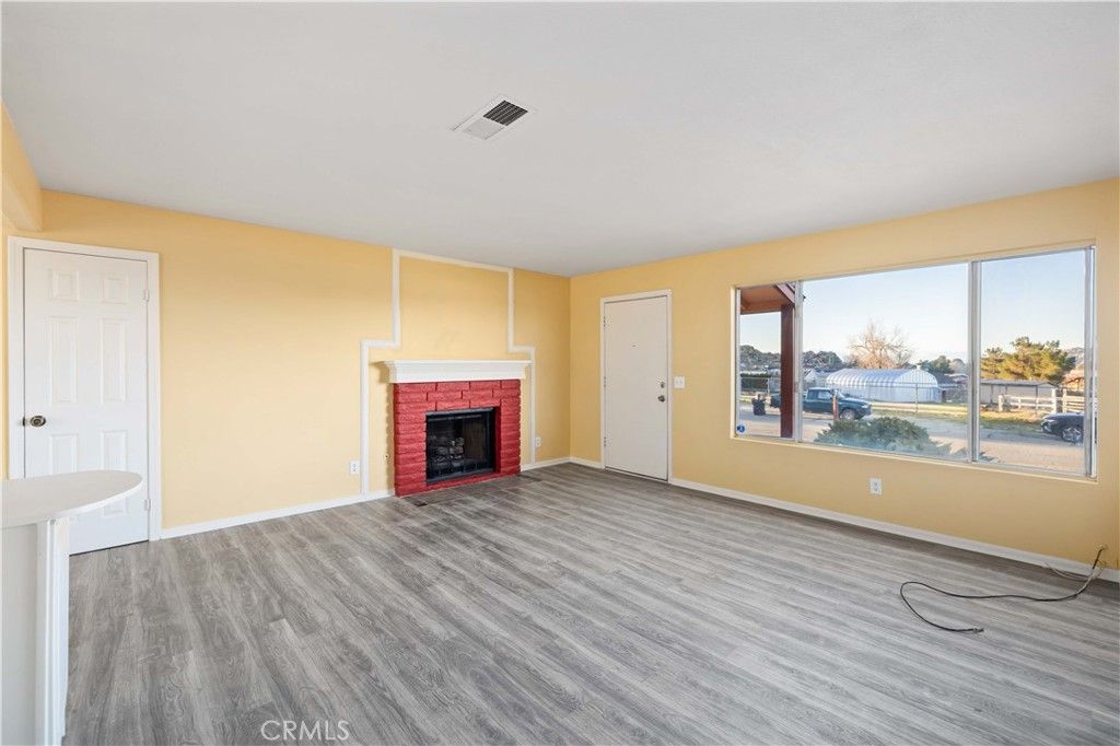 Image 7 of property listing at 40020 176th Street E, Palmdale, CA 93591