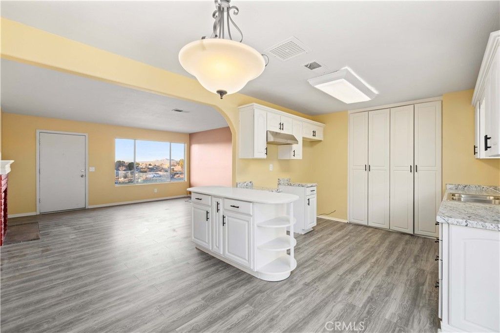 Image 9 of property listing at 40020 176th Street E, Palmdale, CA 93591