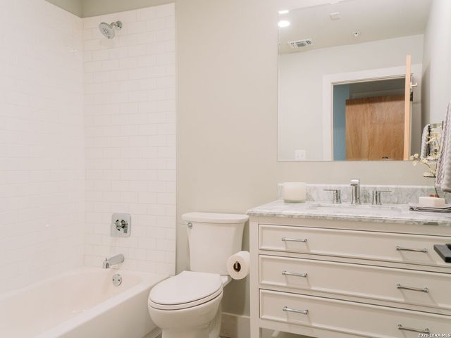 210 W Peden Aly Unit 116, San Antonio, TX 78204