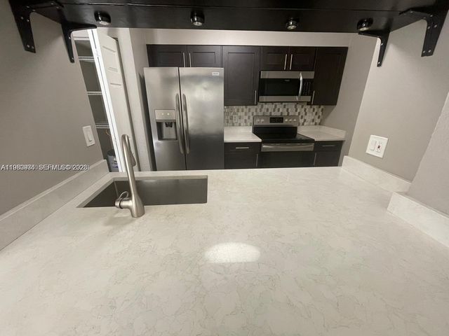 2811 N Oakland Forest Dr 110, Oakland Park, FL 33309