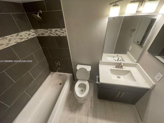 2811 N Oakland Forest Dr 110, Oakland Park, FL 33309