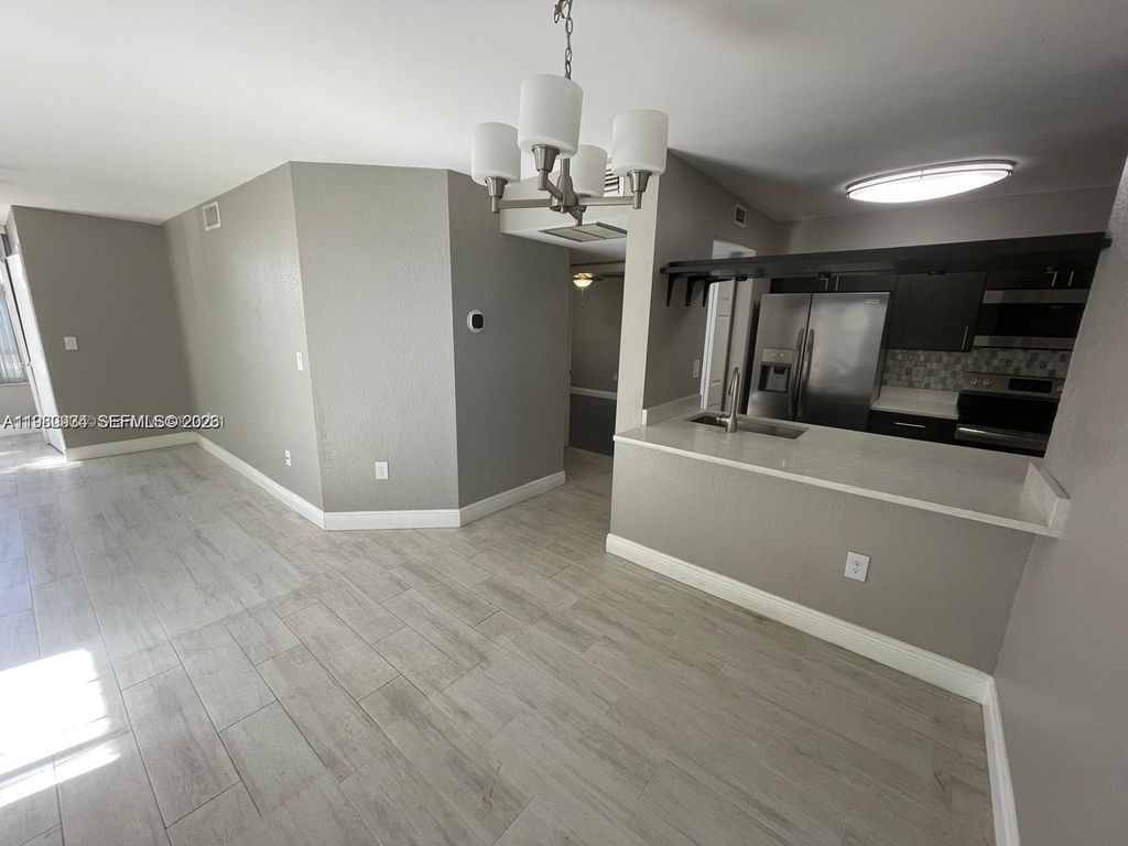 2811 N Oakland Forest Dr 110, Oakland Park, FL 33309