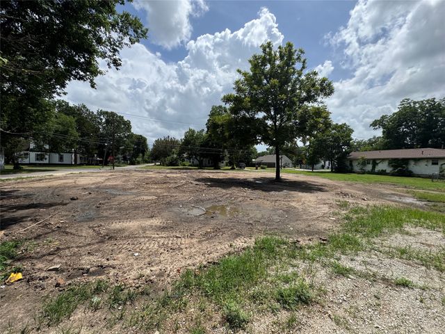 300 W 10th Street, Bonham, TX 75418