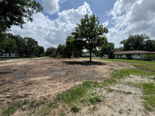300 W 10th Street, Bonham, TX 75418
