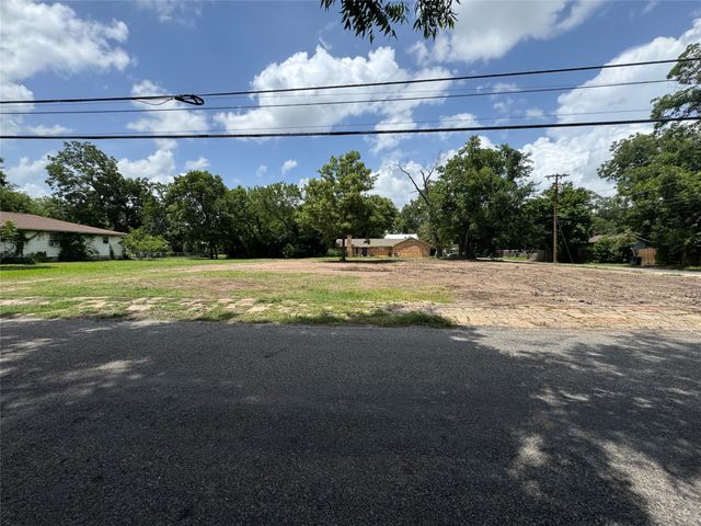 300 W 10th Street, Bonham, TX 75418