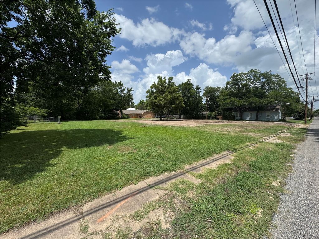 300 W 10th Street, Bonham, TX 75418