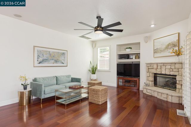 2042 Smith Ln, Concord, CA 94518