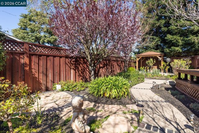 2042 Smith Ln, Concord, CA 94518