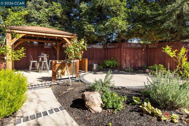 2042 Smith Ln, Concord, CA 94518