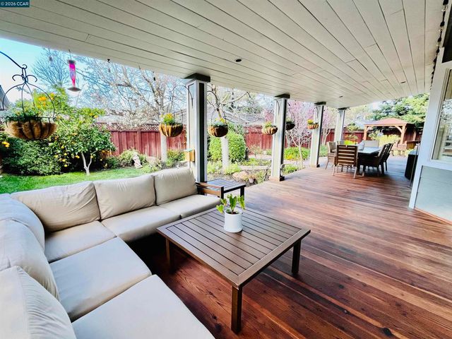 2042 Smith Ln, Concord, CA 94518