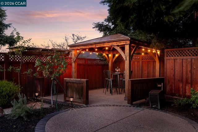 2042 Smith Ln, Concord, CA 94518