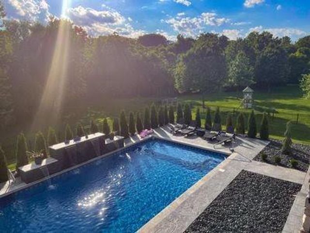 2315 Smokey Hill Drive, Lee's Summit, MO 64086