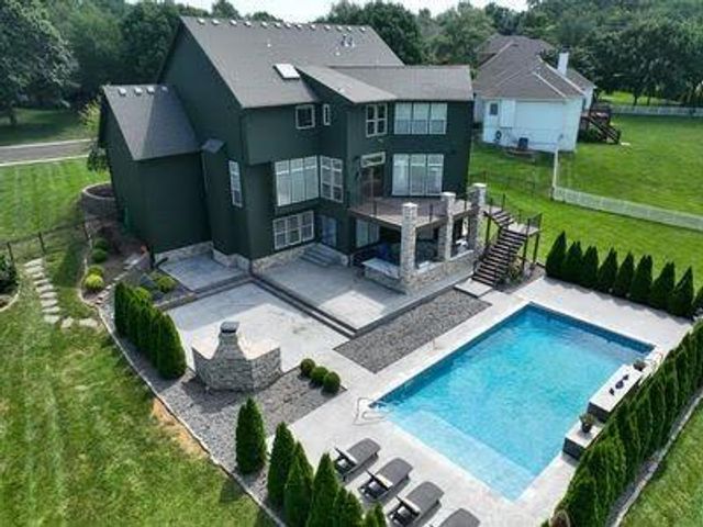 2315 Smokey Hill Drive, Lee's Summit, MO 64086