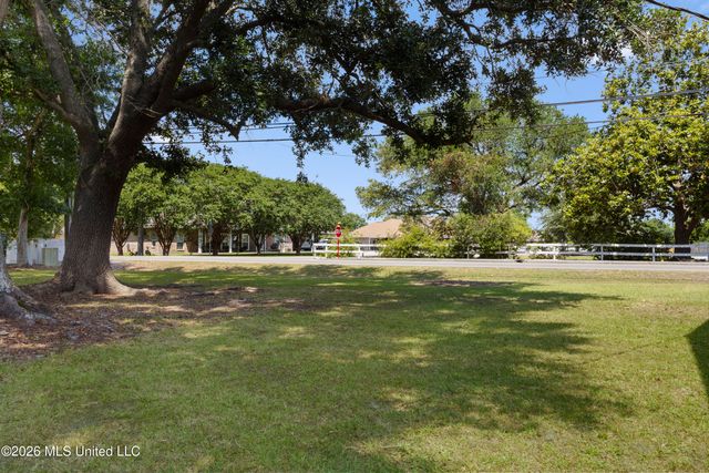 956 Old Spanish Trail, Bay Saint Louis, MS 39520