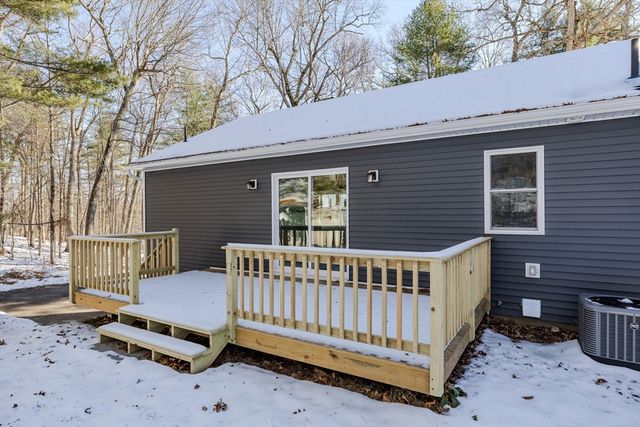 132 Kibbe Rd, East Longmeadow, MA 01028