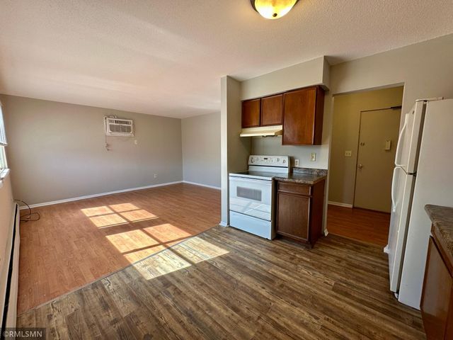 1566 Woodbridge Street, Saint Paul, MN 55117