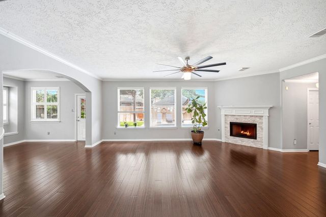 1323 Crystal Lake Circle E, Pearland, TX 77584