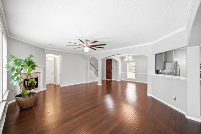 1323 Crystal Lake Circle E, Pearland, TX 77584
