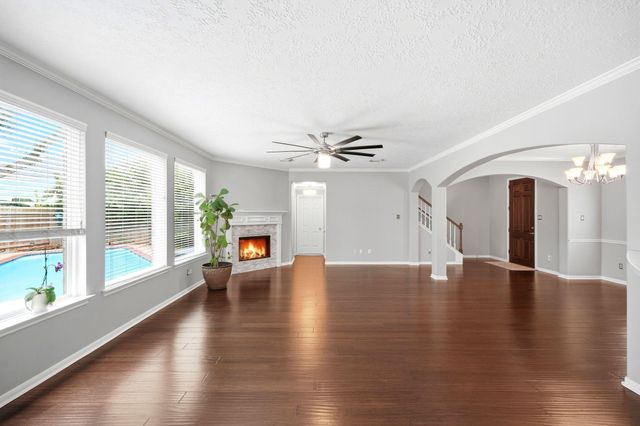 1323 Crystal Lake Circle E, Pearland, TX 77584