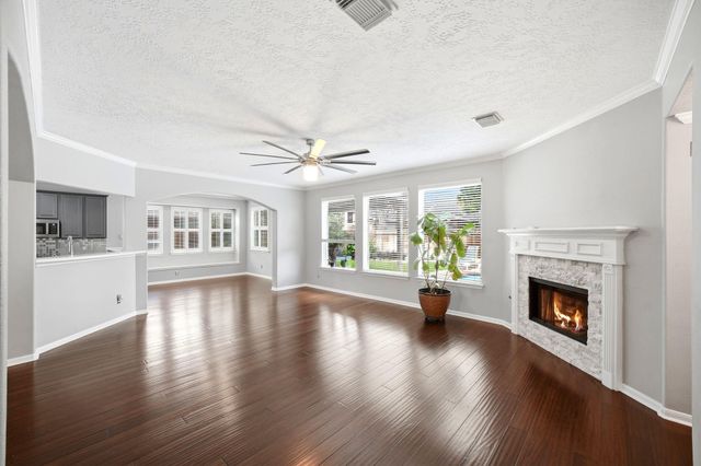 1323 Crystal Lake Circle E, Pearland, TX 77584