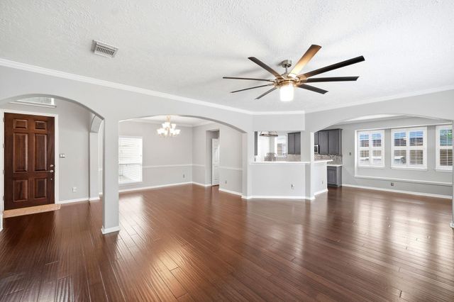 1323 Crystal Lake Circle E, Pearland, TX 77584