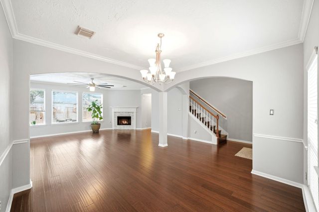 1323 Crystal Lake Circle E, Pearland, TX 77584