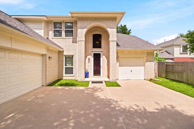 1323 Crystal Lake Circle E, Pearland, TX 77584
