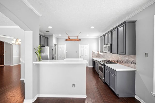 1323 Crystal Lake Circle E, Pearland, TX 77584