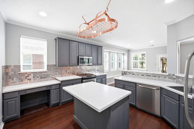 1323 Crystal Lake Circle E, Pearland, TX 77584