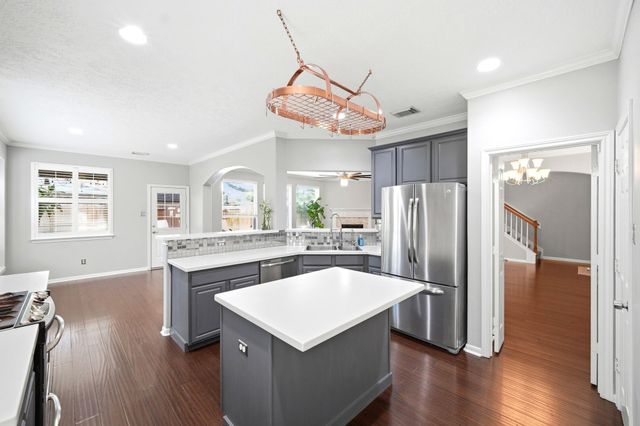1323 Crystal Lake Circle E, Pearland, TX 77584