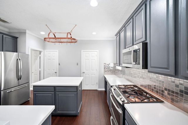 1323 Crystal Lake Circle E, Pearland, TX 77584
