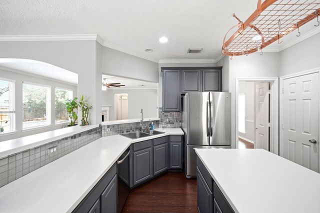 1323 Crystal Lake Circle E, Pearland, TX 77584