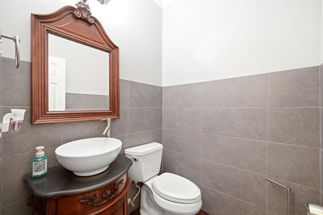 1323 Crystal Lake Circle E, Pearland, TX 77584
