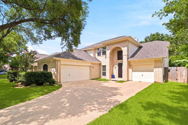 1323 Crystal Lake Circle E, Pearland, TX 77584