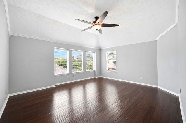 1323 Crystal Lake Circle E, Pearland, TX 77584
