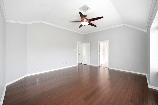 1323 Crystal Lake Circle E, Pearland, TX 77584