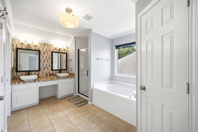 1323 Crystal Lake Circle E, Pearland, TX 77584