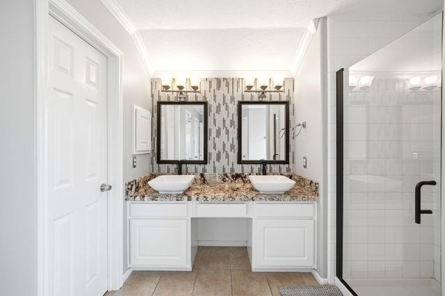 1323 Crystal Lake Circle E, Pearland, TX 77584