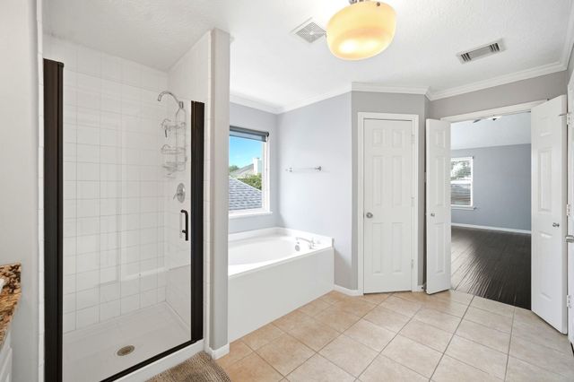 1323 Crystal Lake Circle E, Pearland, TX 77584
