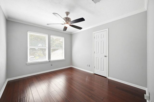 1323 Crystal Lake Circle E, Pearland, TX 77584