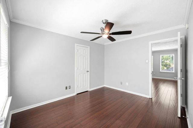 1323 Crystal Lake Circle E, Pearland, TX 77584